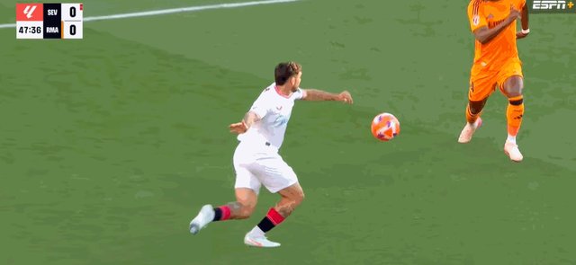 1747598571997045379.gif 罗梅罗红牌.gif